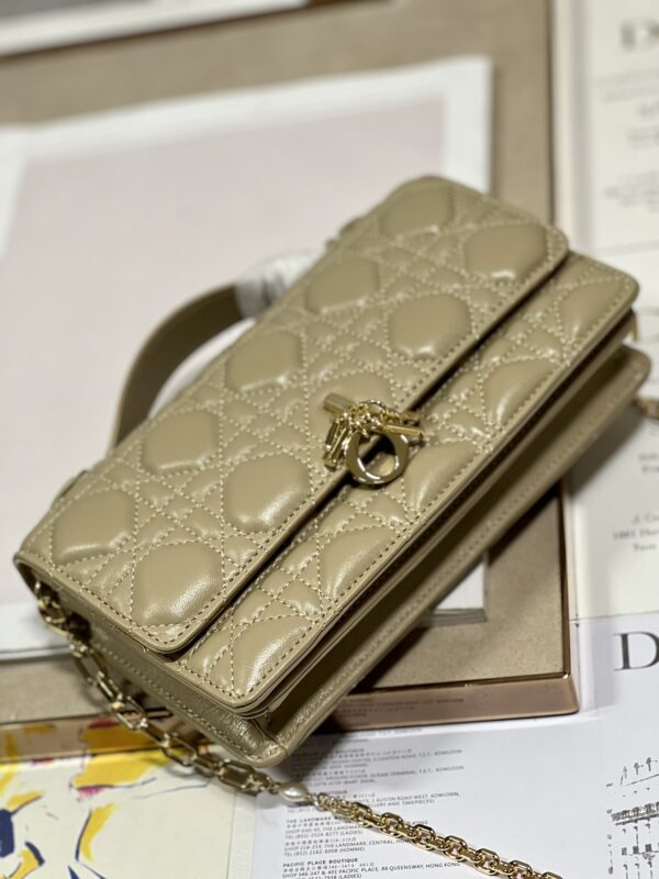 Dior Pearl Clutch - Patent Leather Apricot - Image 2